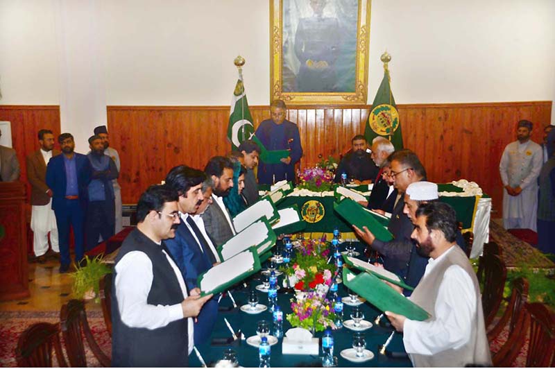 Governor Balochistan Abdul Wali Kakar administering oath to 14-members Provincial Cabinet