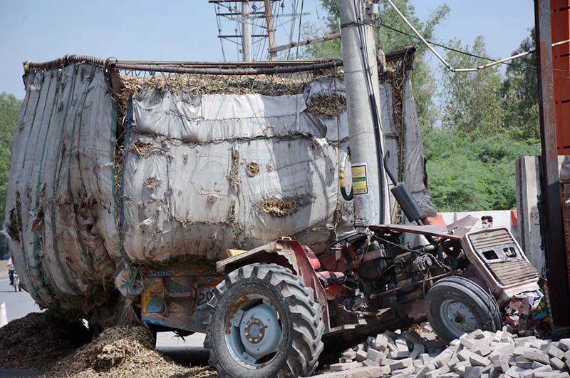 An overloaded tractor trolley crashed into an electric pole on Sargodha Road.