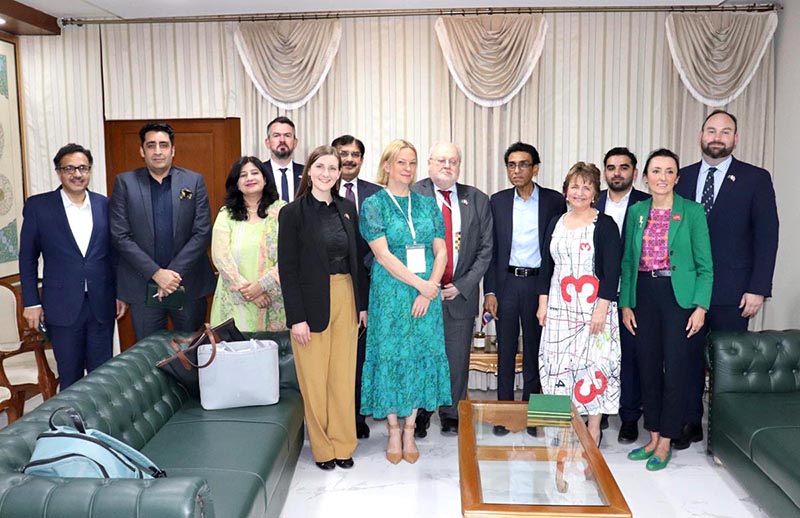 A high level delegation led by Sir Steve Smith (UK International Education Champion), Wendy Alexander (Scottish Higher Education Champion) and British Council Global Director of Education, Maddalaine Ansell called on Federal Minister for Education Dr. Khalid Maqbool Siddiqui. 