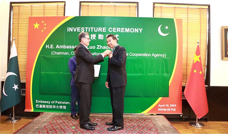 On behalf of the President of Pakistan, Ambassador of Pakistan to China H.E. Khalil Hashmi conferred the civil award “Hilal-i -Quaid-i-Azam” on Ambassador Luo Zhaohui, Chairman of the China International Development Cooperation Agency (CIDCA), at an elegant investiture ceremony held at Pakistan Embassy in Beijing.