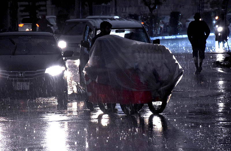 Vehicles on the way during rain that experienced in the Provincial Capital