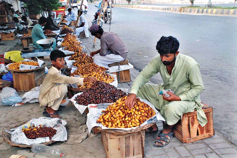 Vendors displaying dates at roadside setup to attract the customers.