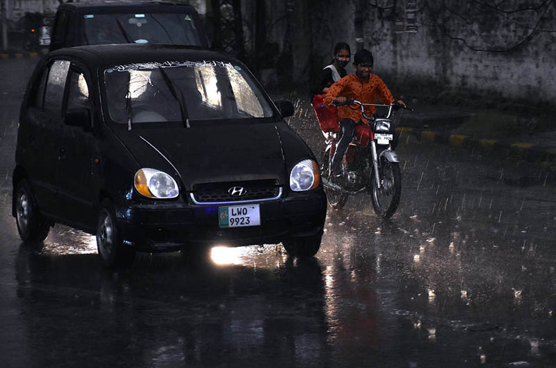 Vehicles on the way during rain that experienced in the Provincial Capital