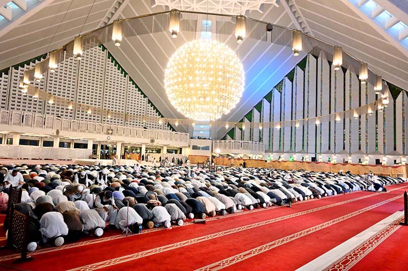 A large number of people are offering prayers in the Faisal Masjid connection Mehfil-e-Shabeena with Shab-e-Qadar on 27th day of Holy fasting month of Ramzanul Mubarak