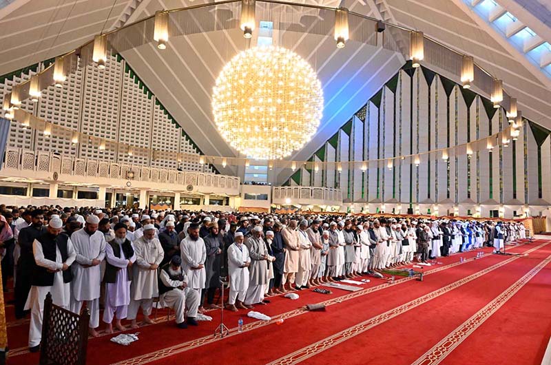 A large number of people are offering prayers in the Faisal Masjid connection Mehfil-e-Shabeena with Shab-e-Qadar on 27th day of Holy fasting month of Ramzanul Mubarak
