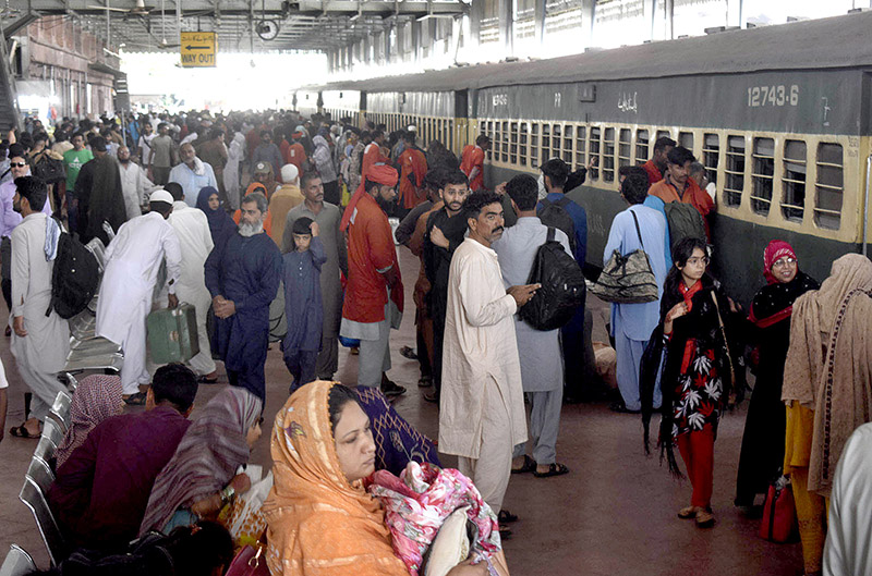 After the Eid al-Fitr holidays, people are returning to the city by train