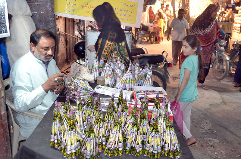 shopkeeper attracts customers by making a henna kit in the market of Golmandi.