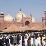 A large number of faithful offering Eid-ul-Fitr prayer of Badshahi Masjid.