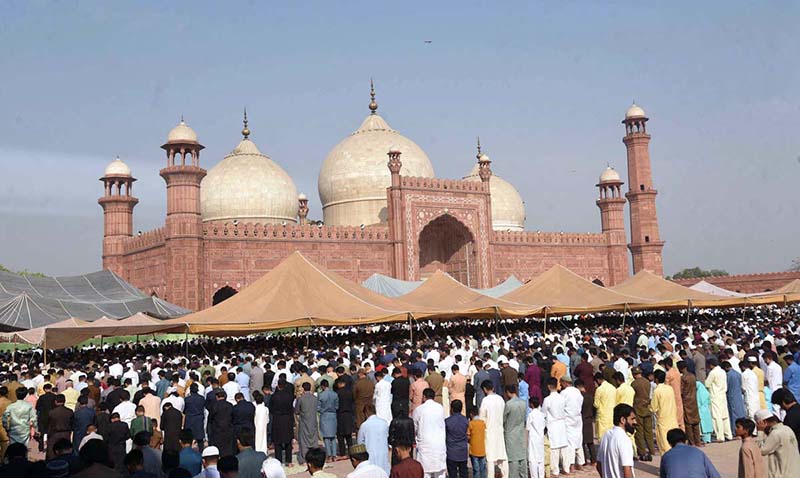 A large number of faithful offering Eid-ul-Fitr prayer of Badshahi Masjid.