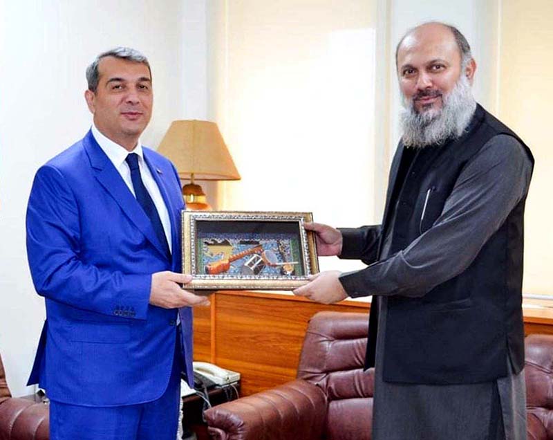 Ambassador Khazar Farhadov of Azerbaijan presents souvenir to Federal Commerce Minister Jam Kamal Khan.