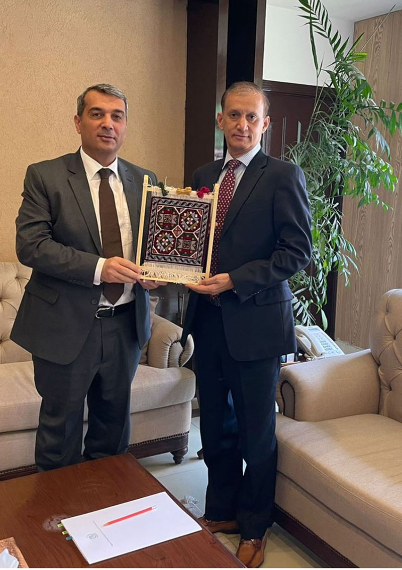 Secretary of the Ministry of Climate Change & Environmental Coordination Mr. Ezaz A. Dar gives souvenir to The Ambassador of the Republic of Azerbaijan to the Islamic Republic of Pakistan H.E. Mr. Khazar Farhadov after meeting held at the Ministry of Climate Change & Environmental Coordination