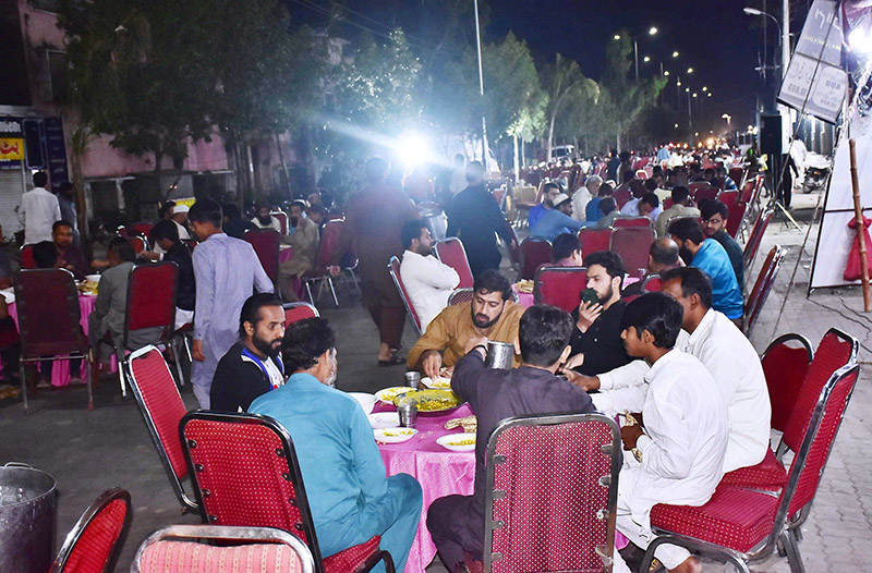 Volunteers of a social organization Umm al-Qura Haji Pura distributing food during Sehri in Ramadan al Mubarak