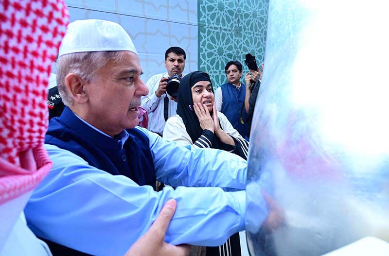 Prime Minister Muhammad Shehbaz Sharif kisses Hajr-e-Aswad as part of Ziaaraat of Al-Masjid e Haraam