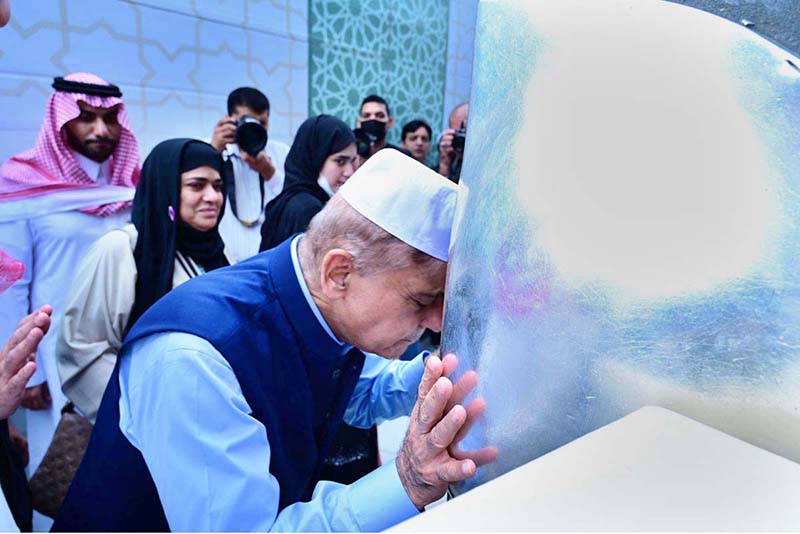 Prime Minister Muhammad Shehbaz Sharif kisses Hajr-e-Aswad as part of Ziaaraat of Al-Masjid e Haraam.