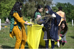 Director Directorate of Workers Education Rai Muhammad Akbar briefs the participants during “cleanliness drive in honour of mother earth” & Solidarity with sanitation workers joint collaboration of Komatsu Pakistan Soft (KPS) and Directorate of Workers Education (DWE) at G-8 Markaz.