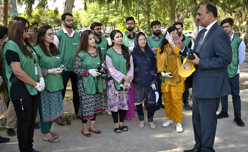 Director Directorate of Workers Education Rai Muhammad Akbar briefs the participants during “cleanliness drive in honour of mother earth” & Solidarity with sanitation workers joint collaboration of Komatsu Pakistan Soft (KPS) and Directorate of Workers Education (DWE) at G-8 Markaz.
