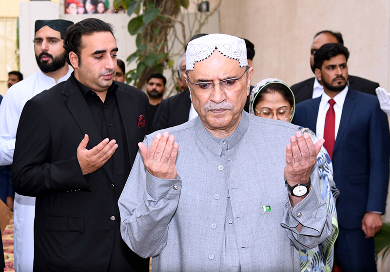 President Asif Ali Zardari offering Dua after unfurled the flag at President House Naudero