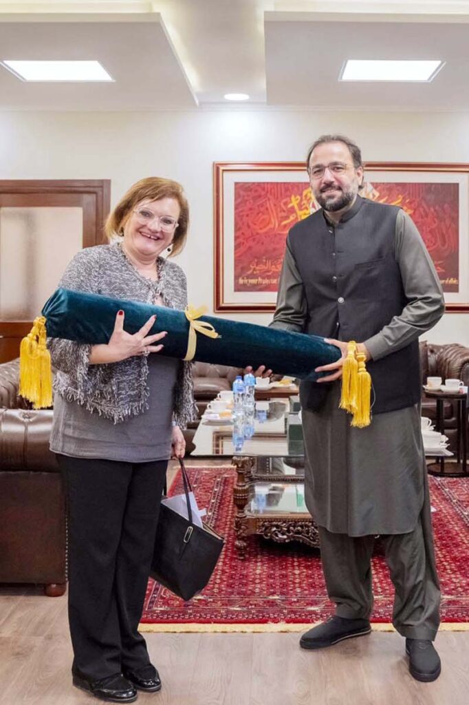 Federal Minister for Overseas Pakistanis and Human Resources Development Chaudhry Salik Hussain presenting souvenir to Ambassador of Italy Marilina Armellin