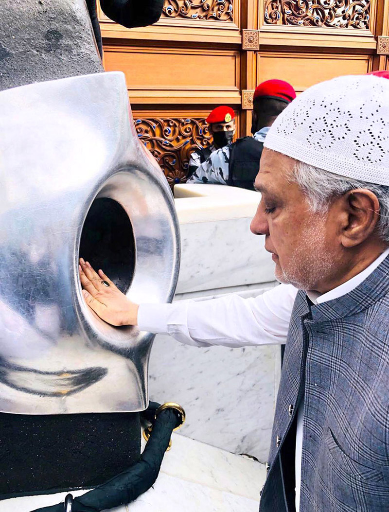 Foreign Minister Muhammad Ishaq Dar touches Hajr-e-Aswad as part of Ziaaraat of Al-Masjid e Haraam