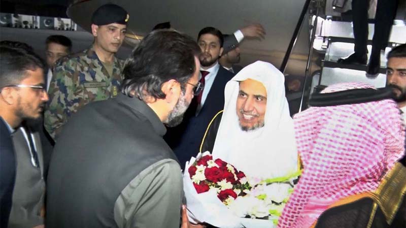 Federal Minister for Religious Affairs and Inter-faith Harmony and Overseas Pakistanis and Human Resource Development Chaudhry Salik Hussain receiving the Secretary General of Rabta- Alam-e-Islami, Dr. Muhammad bin Abdul Karim Al-Eisa at Nur Khan Airbase