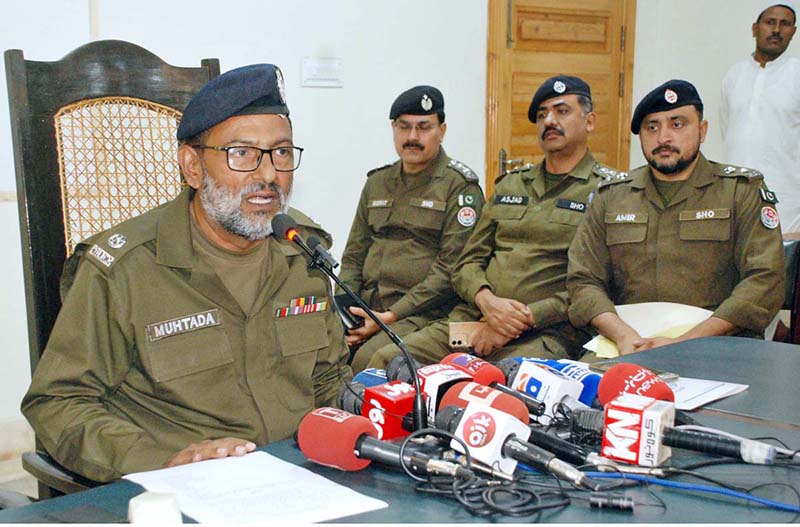 SP Investigation Police Ghulam Muhtada Hafiz, DSP City Circle Muhammad Yunus and other along with addressing a news conference regarding arrest of three wanted bandits while taking action against the suspects involved in dacoit, robbery and motorcycle theft, the police seized 39 motorcycles, with a total value of 60 lakhs