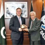 Federal Minister for Maritime Affairs Qaiser Ahmed Sheikh presenting a souvenir to CEO AMP Keith Svendsen.