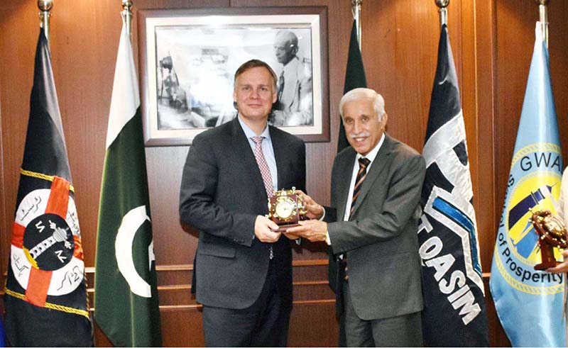 Federal Minister for Maritime Affairs Qaiser Ahmed Sheikh presenting a souvenir to CEO AMP Keith Svendsen.