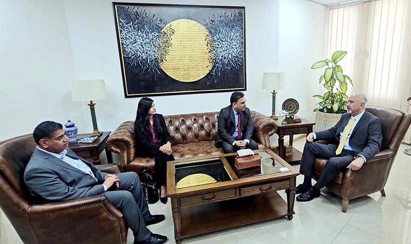Ambassador Faisal Niaz Tirmizi, Pakistan’s envoy to the United Arab Emirates along with Hussain Muhammad, Consul General in a meeting with a delegation of Pakistan International Airlines (PIA) at Pakistan’s Consulate General.