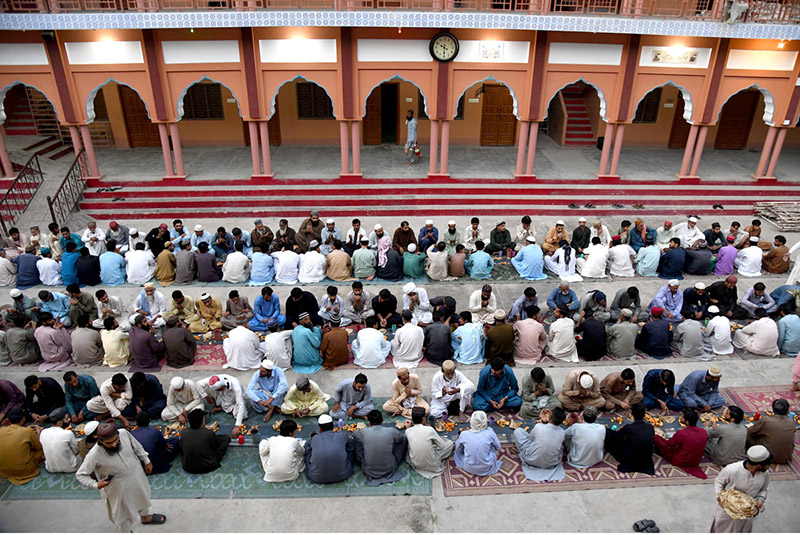 Volunteers arranging Iftari for people to break their fast during the Holy Fasting Month of Ramzan at Madarsa Jamia Ishatul Quran Wal-Hadees.