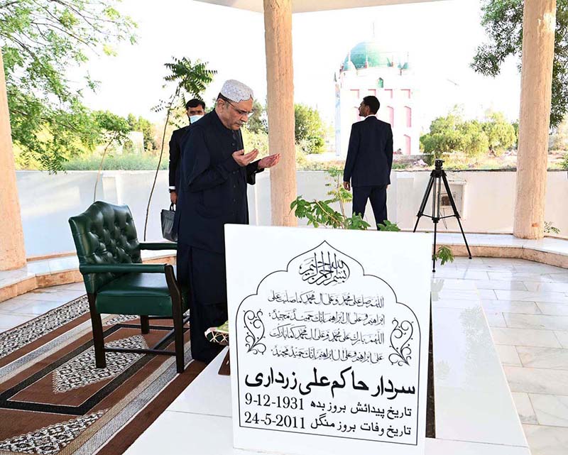President Asif Ali Zardari offering Fateha over the graves of his parents and relatives in Shaheed Benazirabad