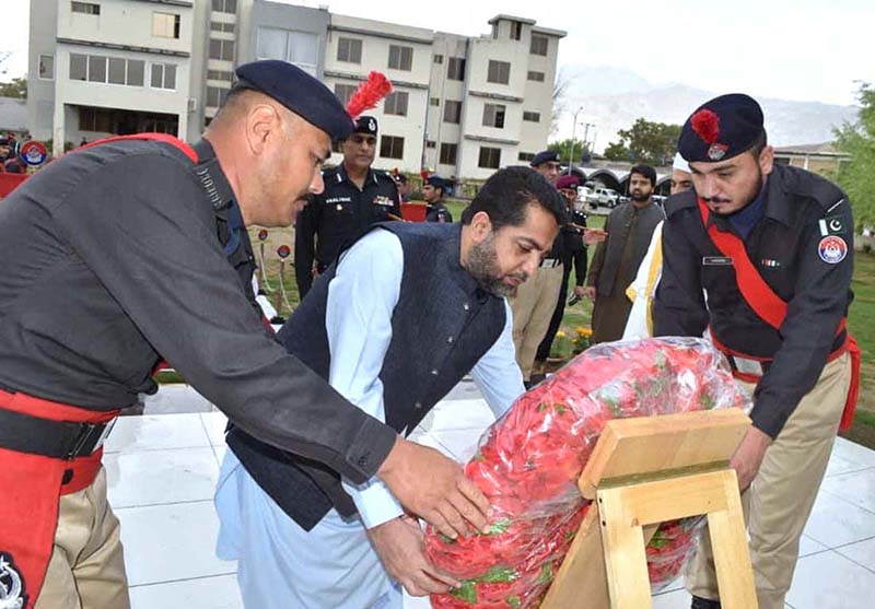 Balochistan Home Minister, Mir Zia Langove laying wreath of flower on graveyard of martyrs