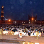 A large number of people offering Taraweeh prayers at the Badshahi Mosque in the Islamic fasting month of Ramadan