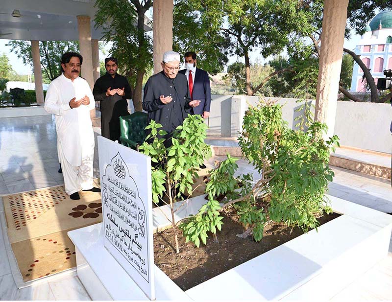 President Asif Ali Zardari offering Fateha over the graves of his parents and relatives in Shaheed Benazirabad