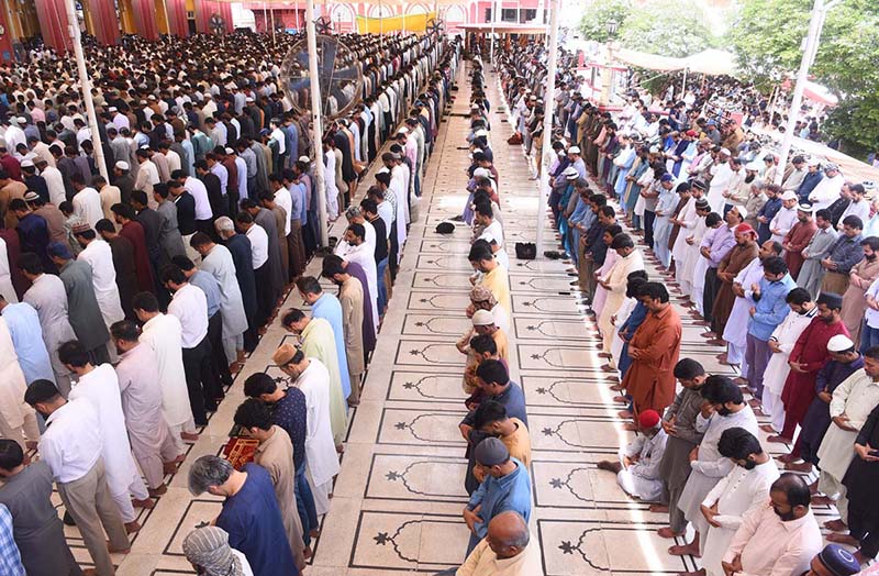 A large number of faithful offering Namaz-e-Jumma Tul Wida during Holy Fasting Month of Ramzanul Mubarak at the New Memon Masjid