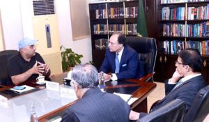 Federal Minister for Finance & Revenue, Muhammad Aurangzeb in a meeting with Chairman of the Supreme Council of All Pakistan Anjuman-e-Tajran, Naeem Mir.
