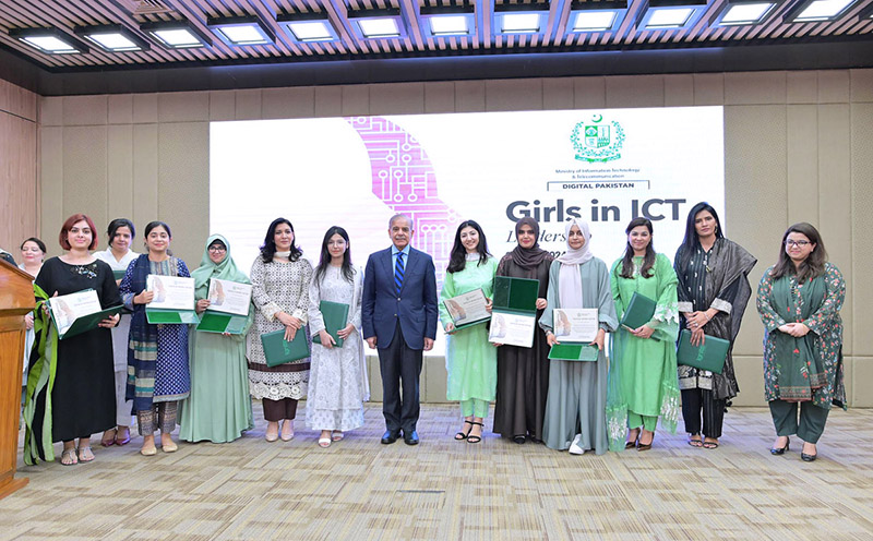 Prime Minister Muhammad Shehbaz Sharif in a group photo with the high achiever women and girls in the field of IT