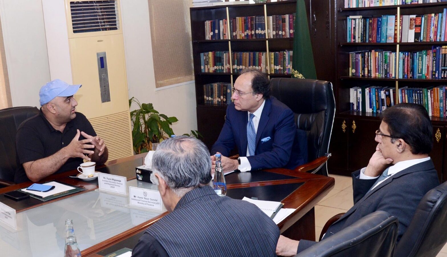 Finance minister meets Chairman Anjuman-e-Tajran; discuss issues of business community