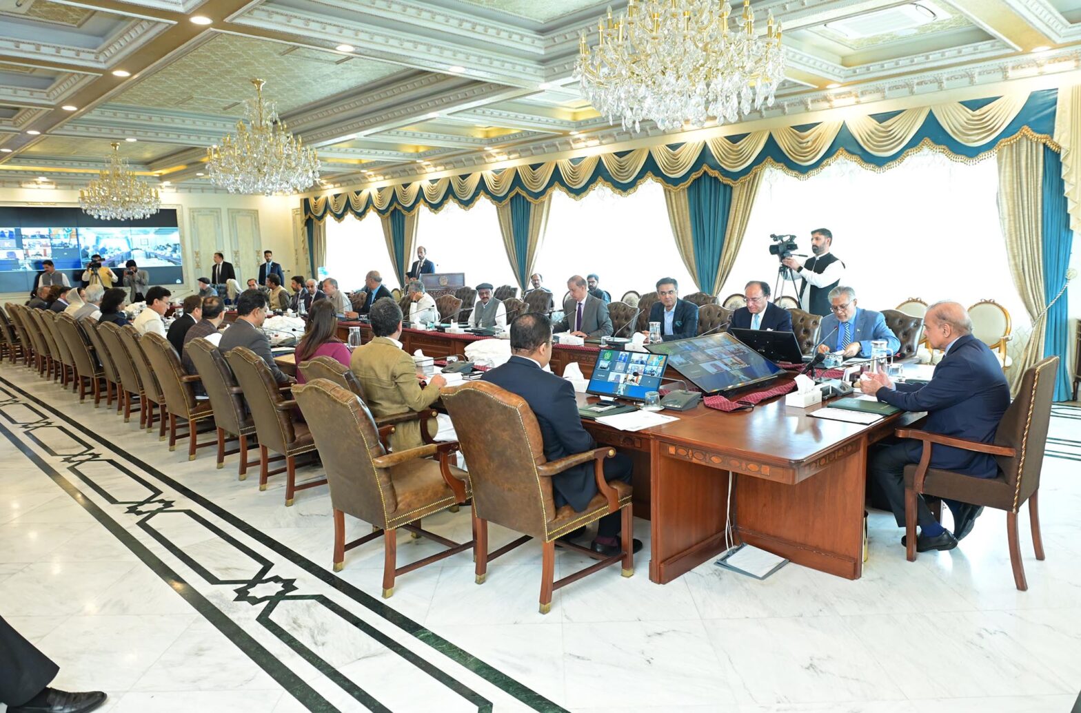 PM directs formation of committee for consultation with provinces on carbon credits policy