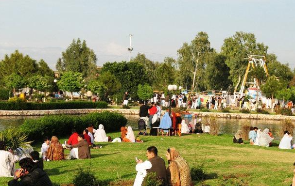 Recreational parks attract people, children in droves during Eid holidays
