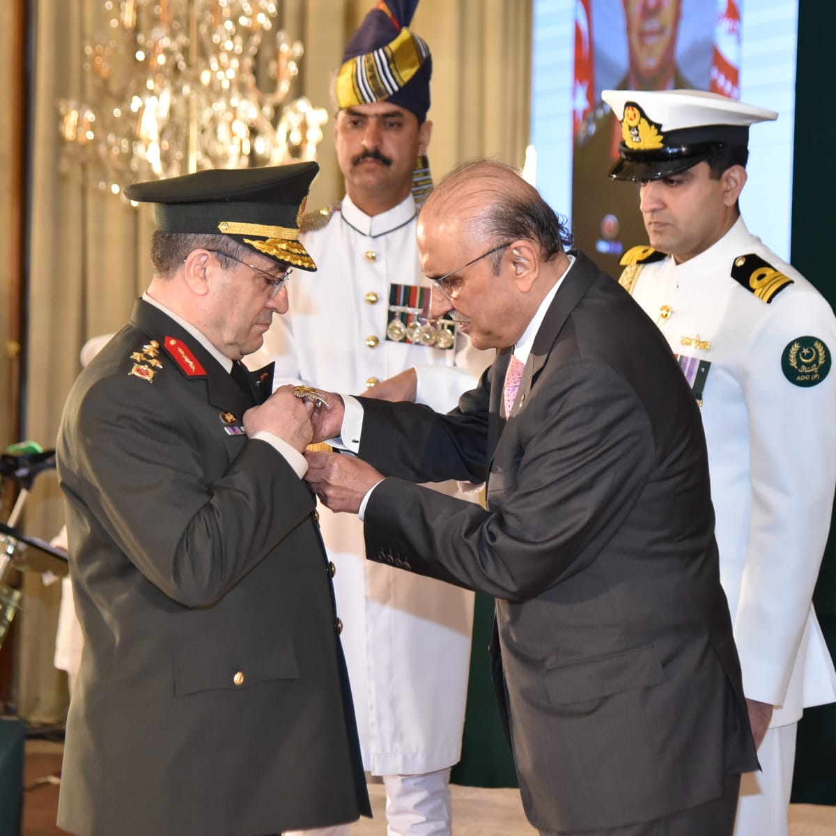 President confers Nishan-i-Imitaz (M) upon Commander Turkish Land Forces