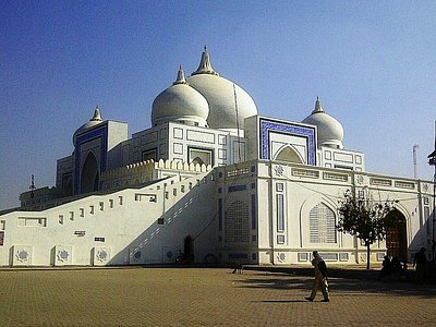 People visit Mausoleum of Bhutto Family’s martyrs on Eid’s 3rd day