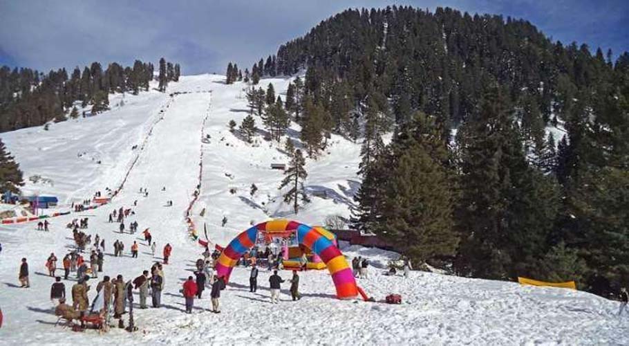 Adventure sports enthusiasts flock to Galiyat for snow games despite rainy weather