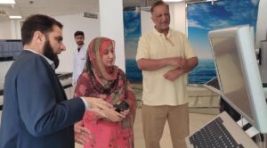 Commissioner inspects IDC's lab services for workers