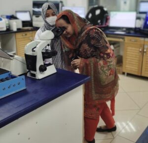 Commissioner inspects IDC's lab services for workers