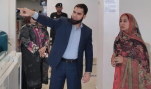 Commissioner inspects IDC's lab services for workers