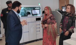 Commissioner inspects IDC's lab services for workers