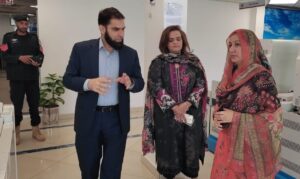 Commissioner inspects IDC's lab services for workers