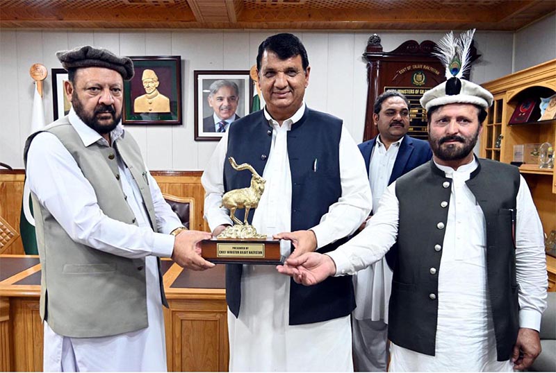 Chief Minister Gigilt-Baltistan Haji Gulbar Khan giving a shield to Federal Minister for Kashmir Affairs Ameer Muqaam