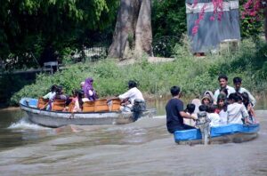 Visitors enjoy boat riding at Gutwala Park.