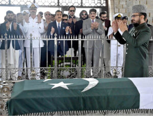 Acting President Syed Yousuf Raza Gillani along with Sindh Chief Minister Syed Murad Ali Shah offering Fateha after laying wreath at Mazar-e-Quaid.